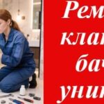 женщина занимается ремонтом унитаза на фото
